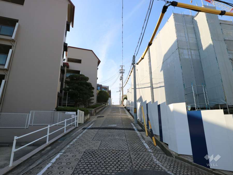 敷地南側の前面道路（東側から）