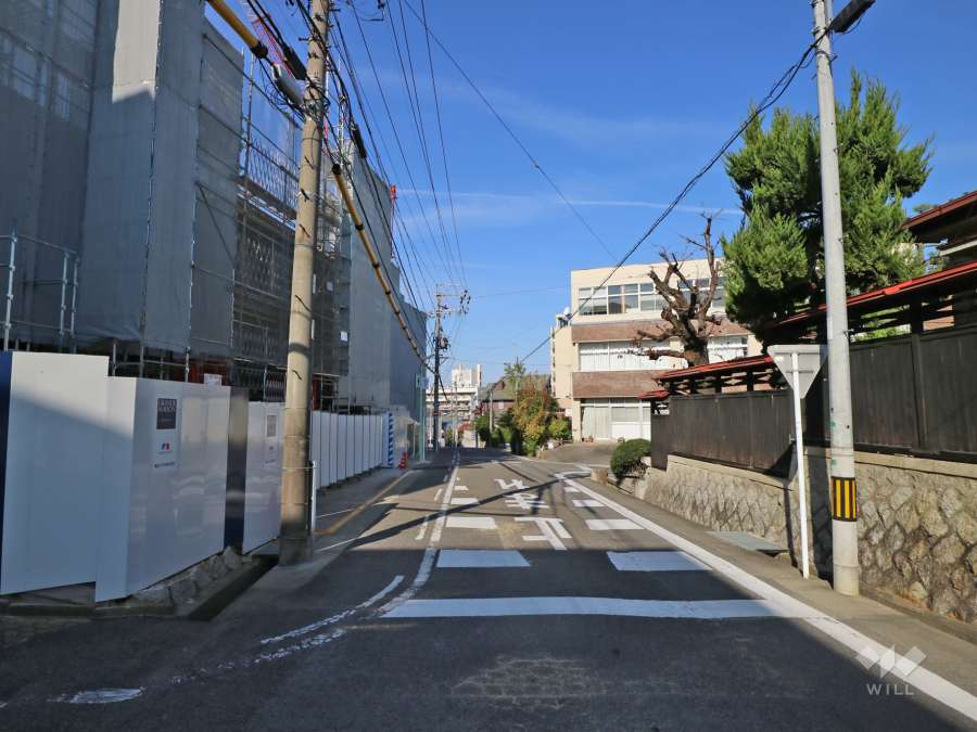 敷地東側の前面道路（南側から）