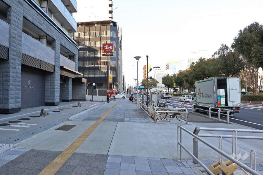 敷地東側の前面道路（南側から）