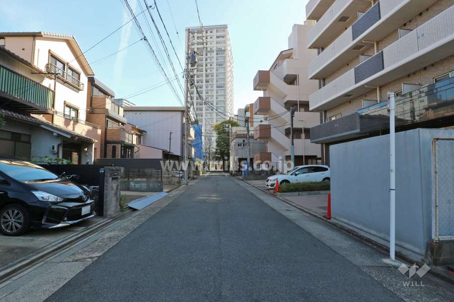 敷地北東側の前面道路（北西側から）