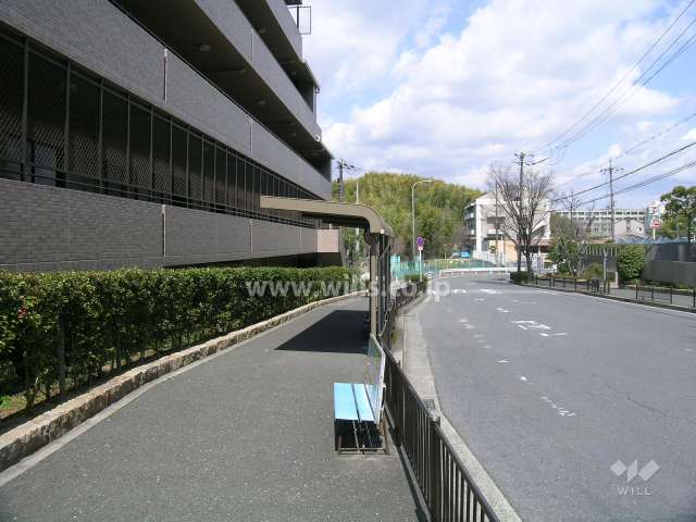 敷地の東側、すぐ目の前にあるバス停