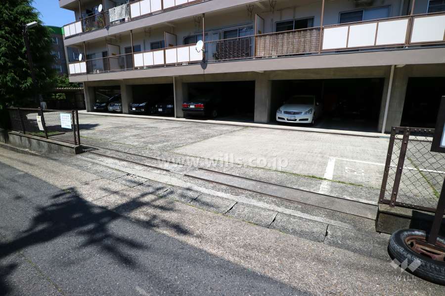 敷地南側の駐車場出入り口