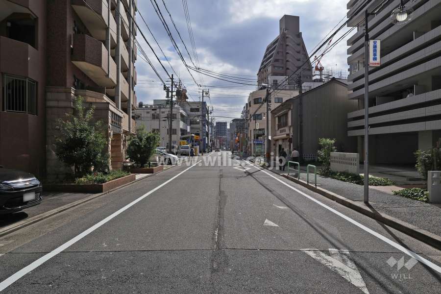 敷地北西側の前面道路（北東側から）