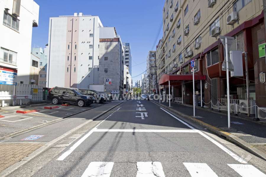 敷地北側の前面道路（西側から）