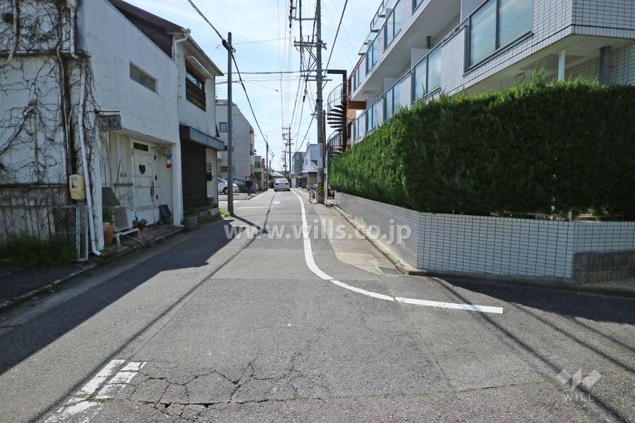 敷地東側の前面道路