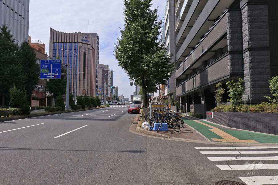 敷地南側の前面道路（東側から）