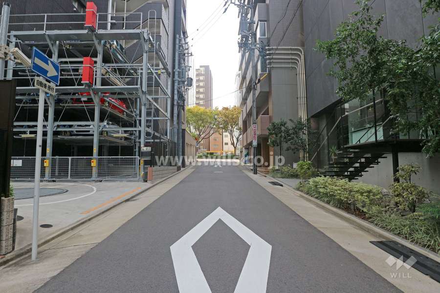 敷地北側の前面道路（東側から）