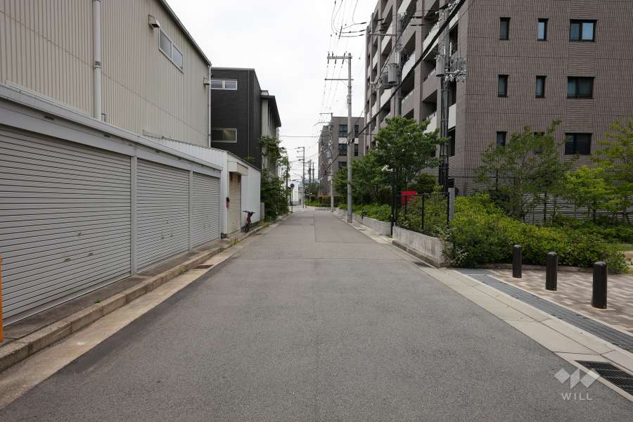 敷地南側の前面道路（東側から）