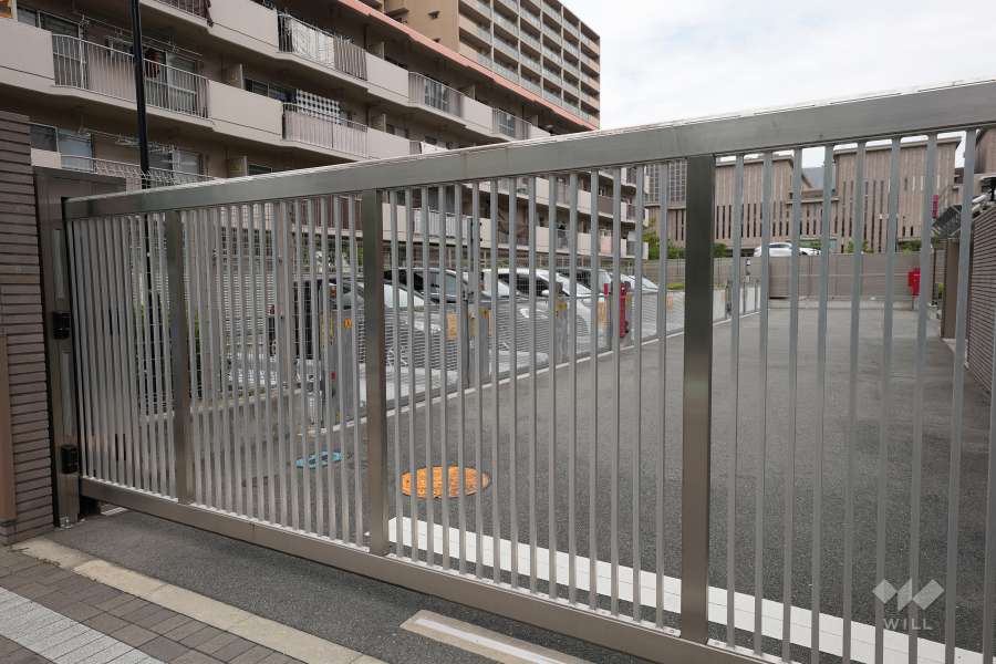 駐車場の出入口（ゲート付き）