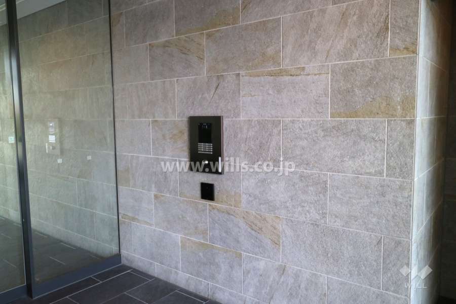 エントランスはオートロック付きです。