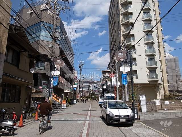 敷地北側は商店街に面しています。