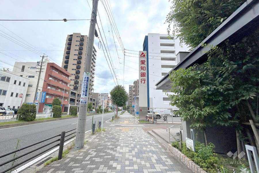 敷地北側の前面道路（西側から）