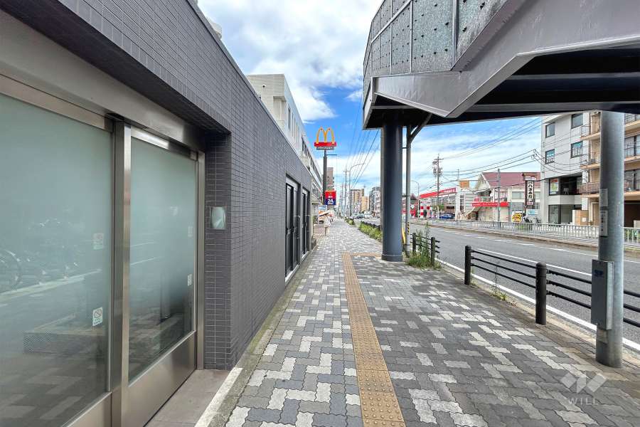 敷地北側の前面道路（東側から）