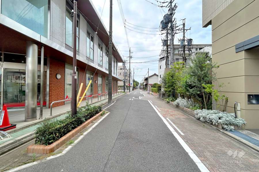 敷地東側の前面道路（北側から）