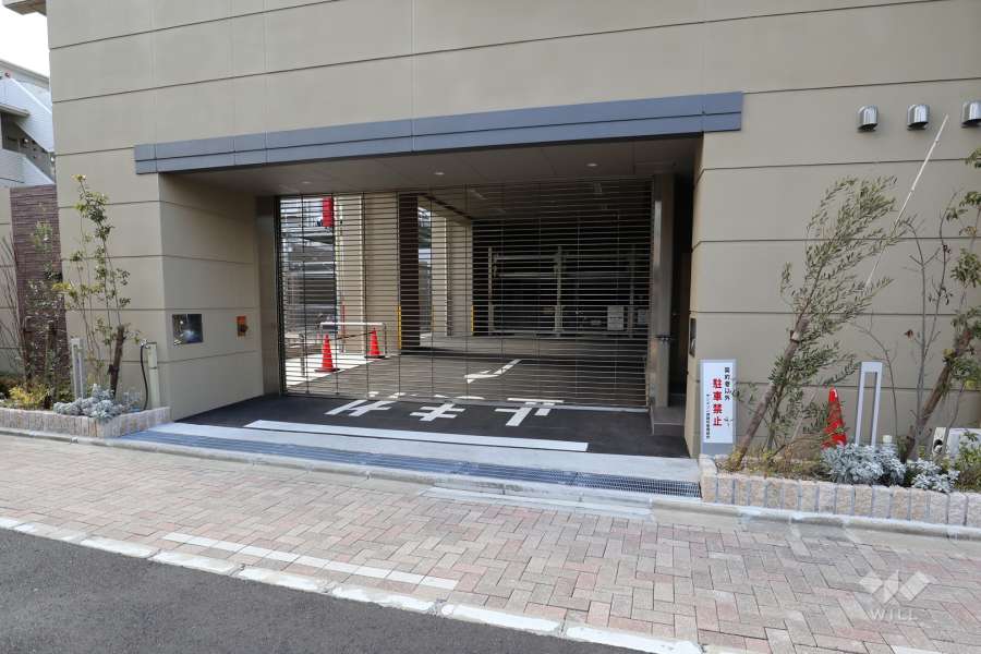 駐車場の出入口(リングシャッター付き)