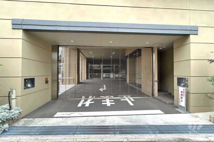 駐車場の出入口（ロボットゲート付き）