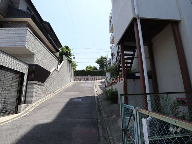 敷地北東側の前面道路