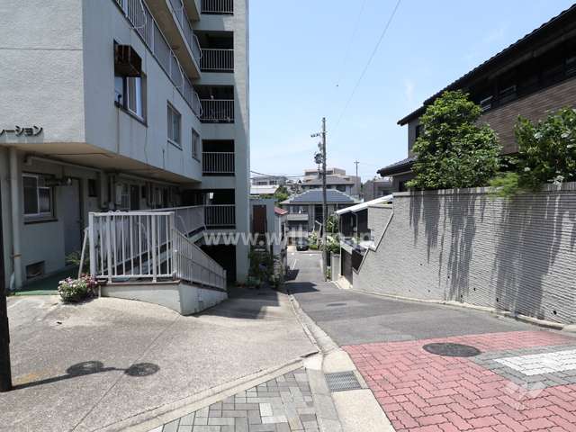 敷地北東側の前面道路