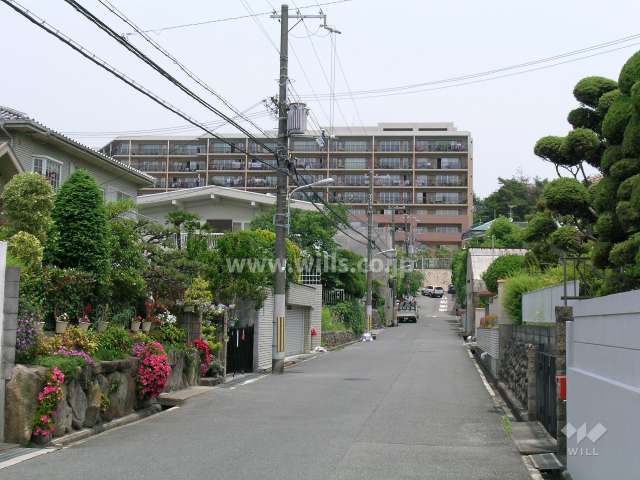 敷地の南側も邸宅が立ち並ぶ閑静な住宅地