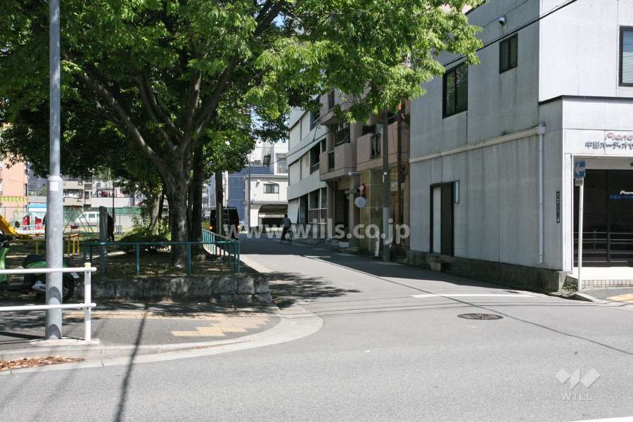 敷地西側の前面道路