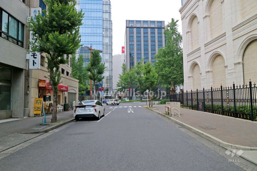 敷地東側の前面道路は、一方通行の中ノ町通です。