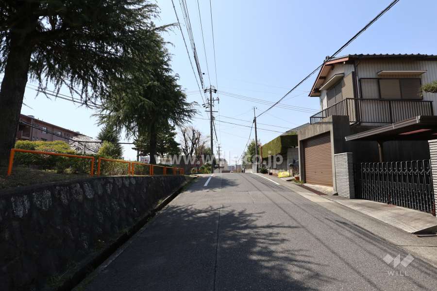 敷地の北側前面道路（東側から）