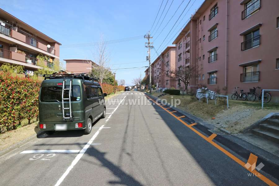 敷地北側の前面道路（西側から）