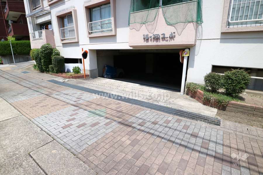 駐車場出入り口