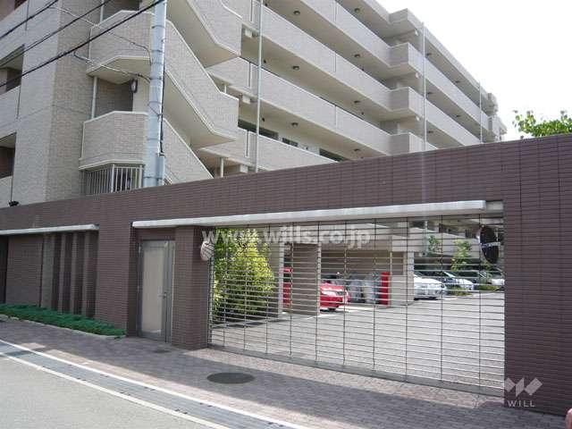 リングシャッター付きの駐車場入り口