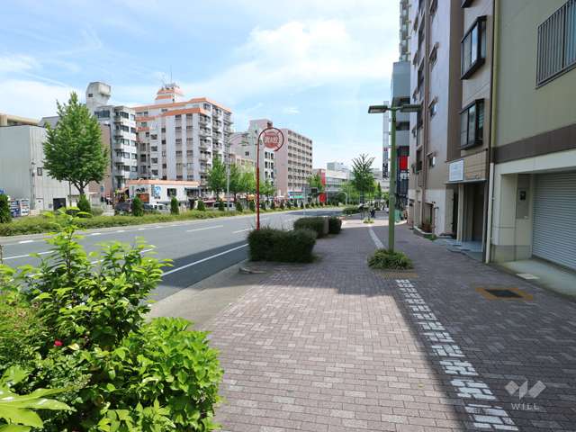 敷地北側は国道60号線（広小路通り）に面しています。