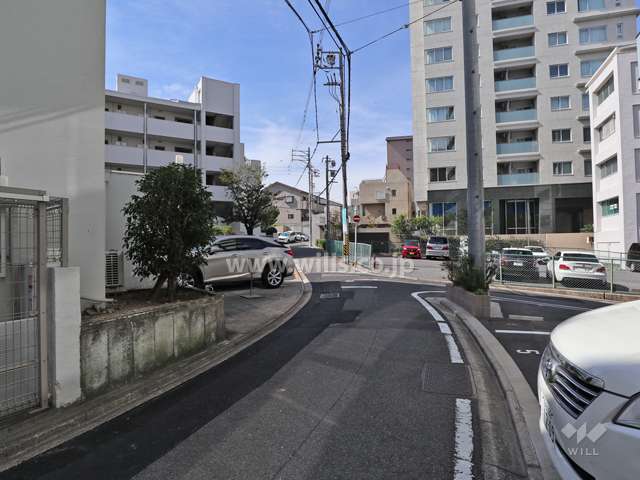 敷地西側の前面道路