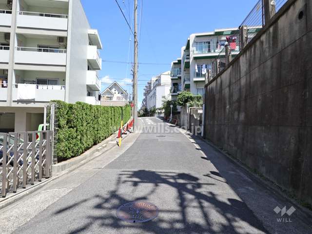 敷地の東側前面道路（南側から）