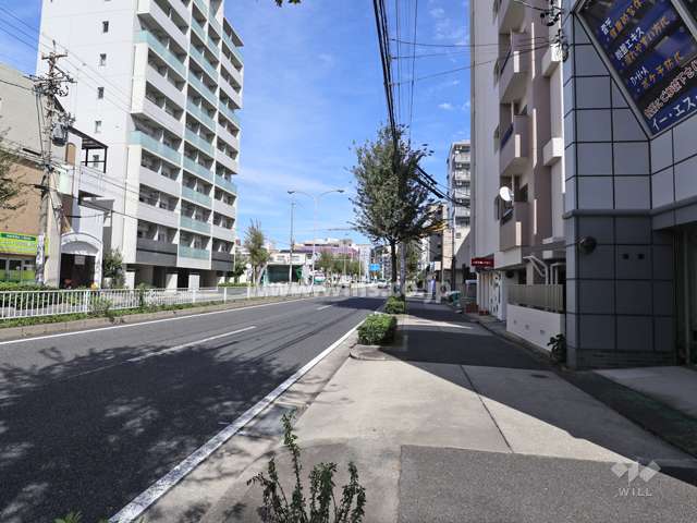 敷地西側の前面道路