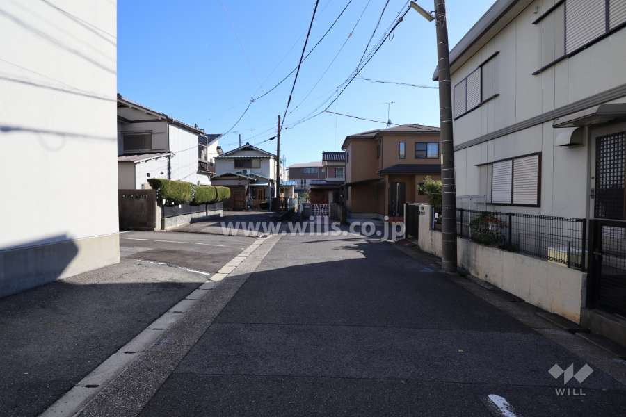 敷地西側の前面道路（北側から）