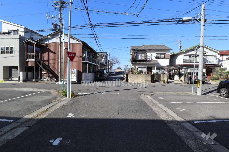 敷地西側の前面道路（南側から）