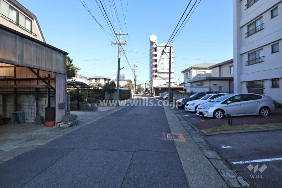 敷地北側の前面道路（西側から）