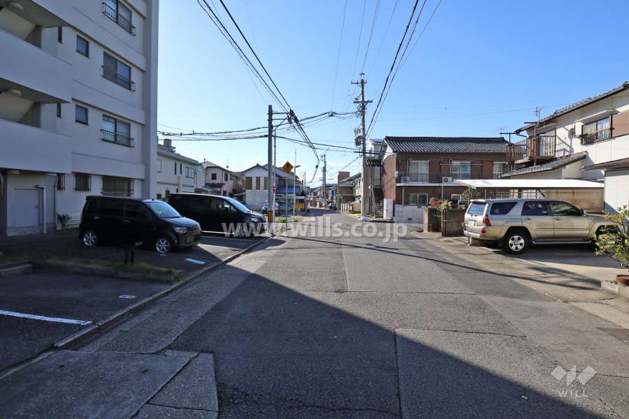 敷地北側の前面道路（東側から）