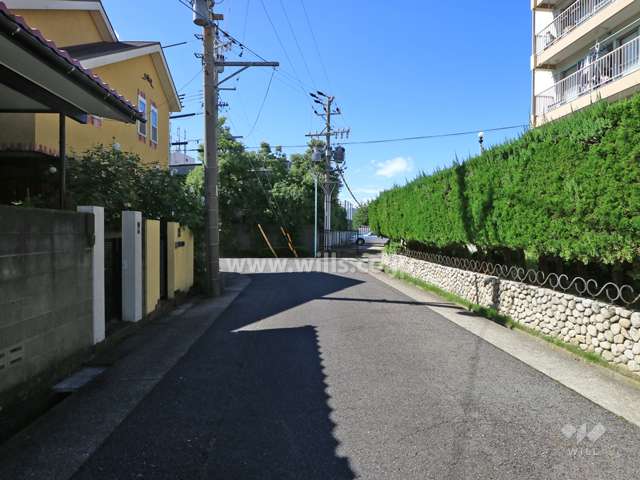 敷地南東側の前面道路（北東側から）