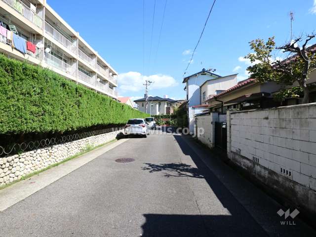 敷地南東側の前面道路（南西側から）