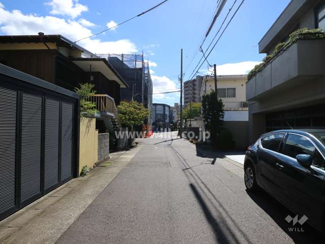 敷地南側の前面道路（北西側から）