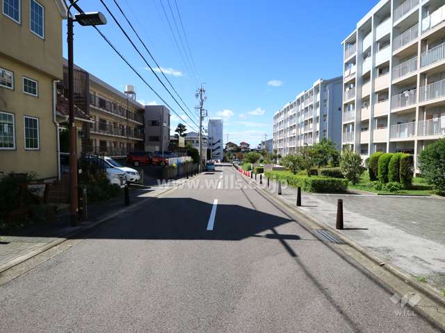 敷地北側の前面道路（東側から）