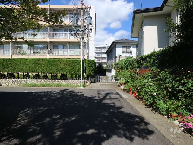 敷地東側の前面道路（南東側から）