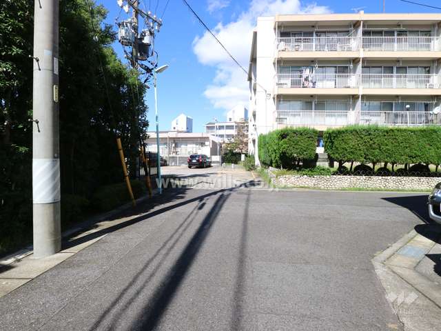 敷地南側の前面道路（南東側から）