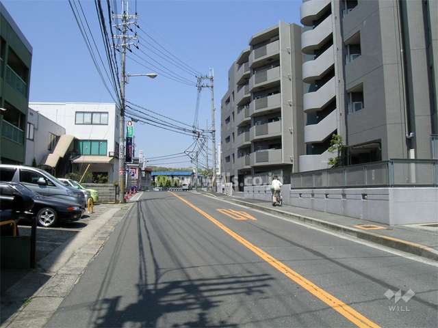 敷地の北側は二車線のバス通りです。