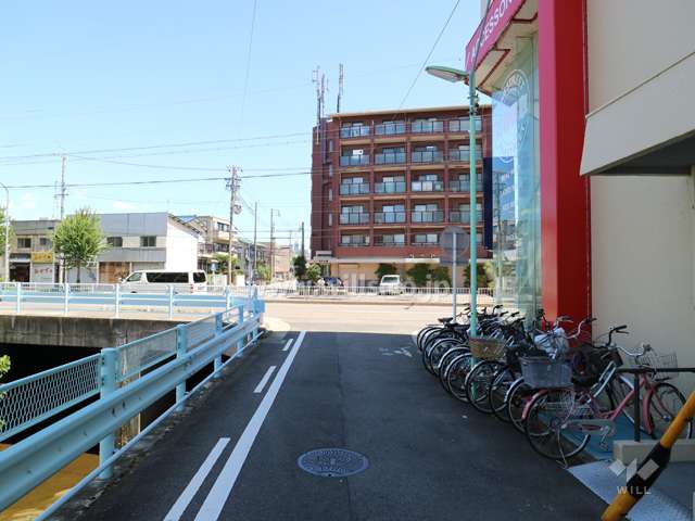 敷地の北側前面道路（西側から）