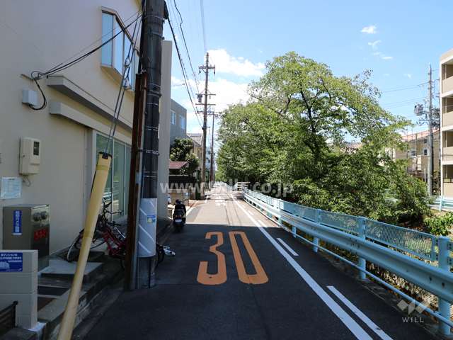 敷地の北側前面道路（東側から）