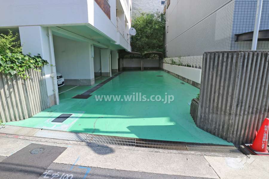 駐車場出入り口