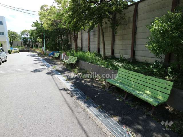 敷地内にあるベンチ