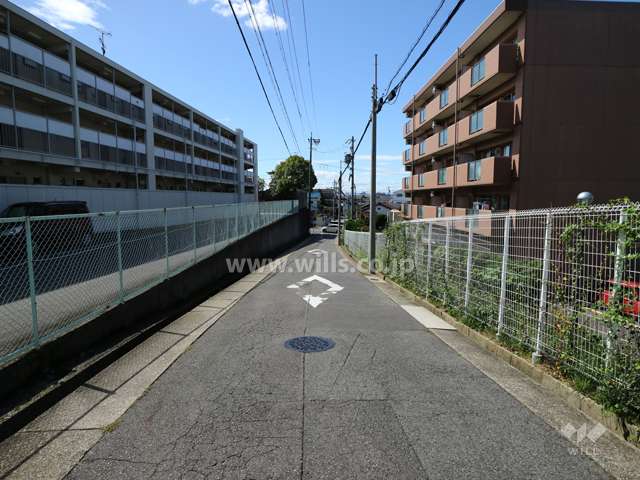 敷地北側の前面道路（東側から）