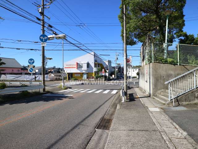敷地南側の前面道路（東側から）